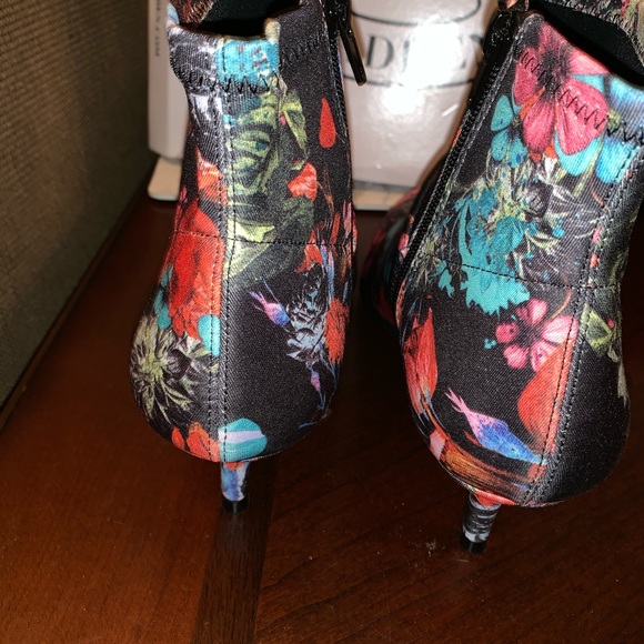 RARE🤩SOLD OUT!!!Steve Madden Floral Sock Bootie! - Picture 5 of 7